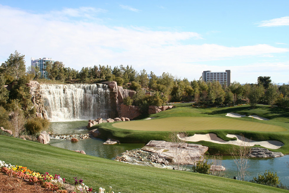 Golfcourse waterfall